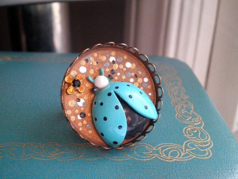 Vintage Marienkäfer Statement Ring, Emaille Insekt Cocktail Retro Pointillismus Dot Art Schmuck Eco Geschenk, Garten Tea Party Ring von SoVeryCharming