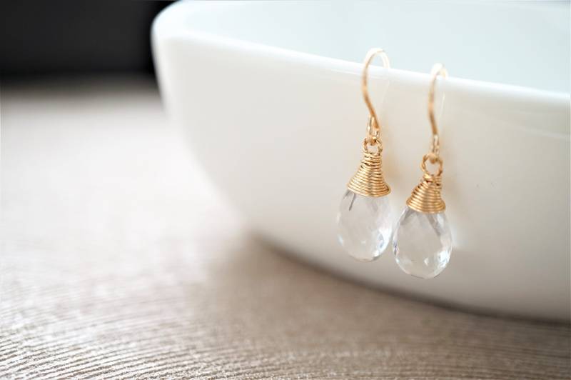 Kristallquarz Ohrringe April Geburtsstein, Gold Gefüllt, Tropfen von SoYouJewellery