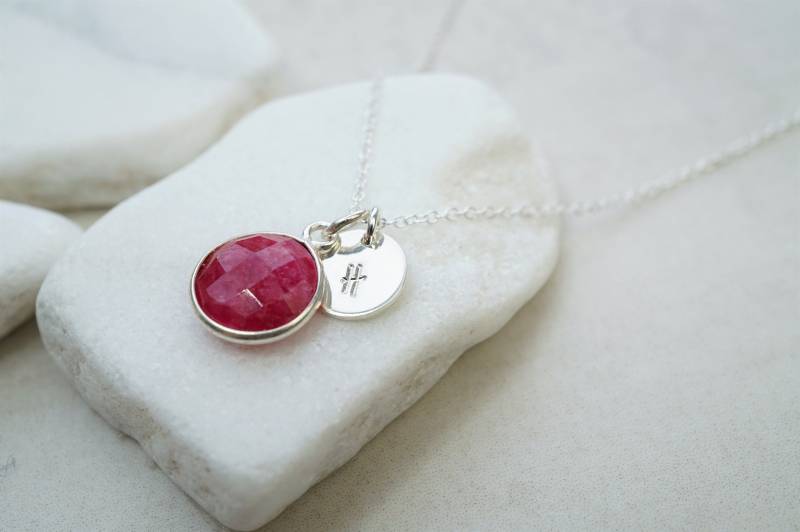 Personalisierte Rubin Halskette Juli Geburtsstein, Sterling Silber & Gold Fill Personalisierte Rubin Halskette Juli Geburtsstein, Sterling Silber & Gold Fill von SoYouJewellery