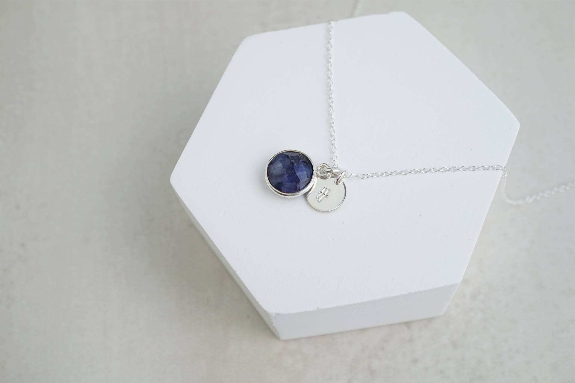 Sapphire Sterling Silber Halskette Personalisierte Initiale, September Geburtsstein Sapphire Sterling Silber Halskette Personalisierte Initiale, September Geburtsstein von SoYouJewellery