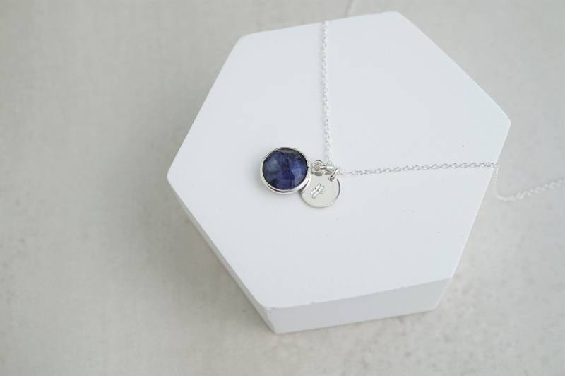 Sapphire Sterling Silber Halskette Personalisierte Initiale, September Geburtsstein Sapphire Sterling Silber Halskette Personalisierte Initiale, September Geburtsstein von SoYouJewellery