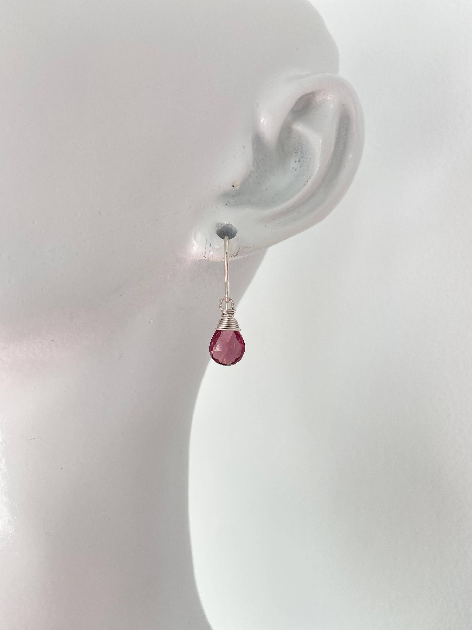 Wire Wrap Granat Ohrringe Zierlicher Januar Geburtsstein, Sterling Silber Wire Wrap Granat Ohrringe Zierlicher Januar Geburtsstein, Sterling Silber von SoYouJewellery