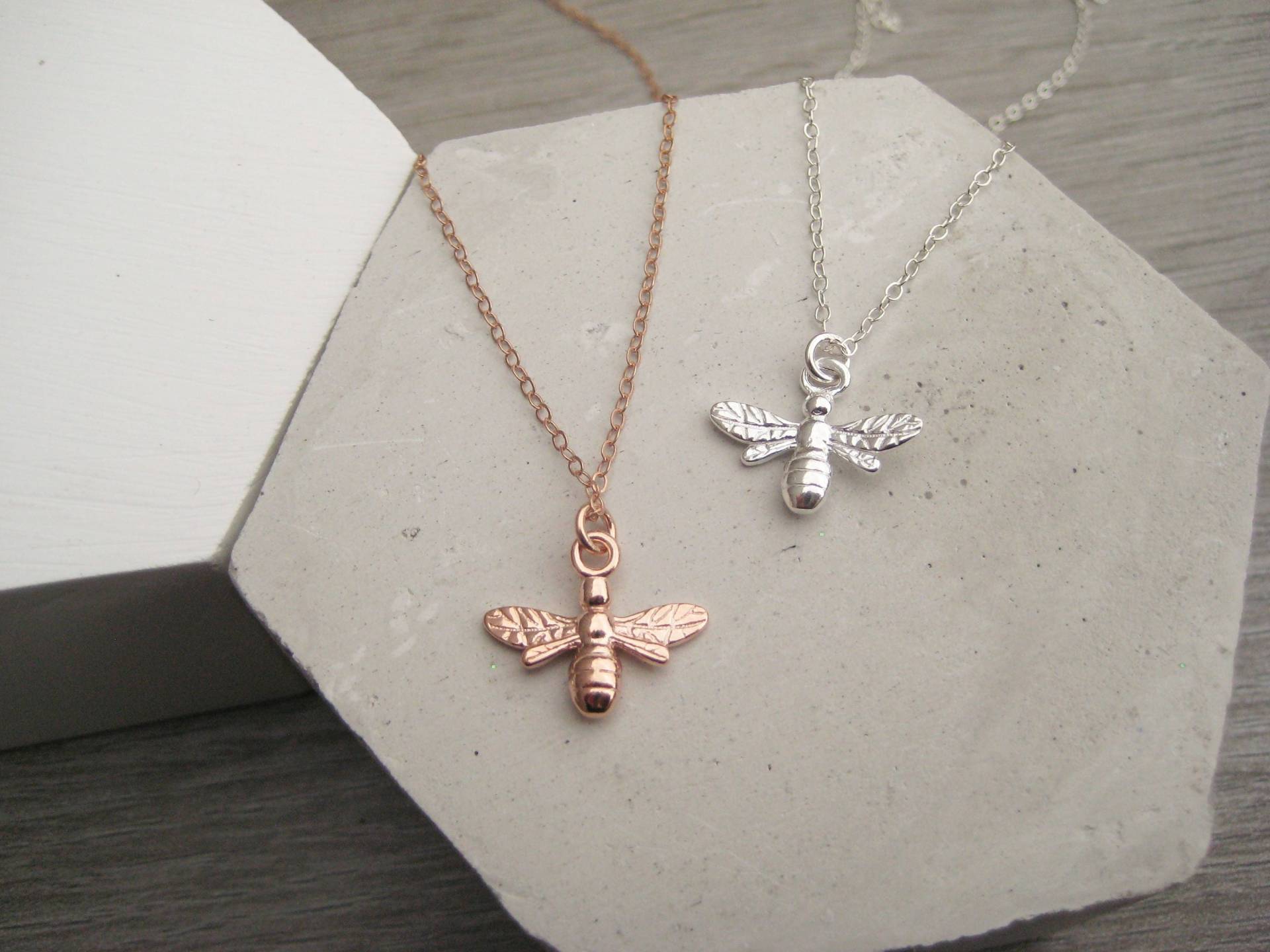 Zierliche Biene Anhänger Sterling Silber Oder Rose Gold Vermeil Halskette Zierliche Biene Anhänger Sterling Silber Oder Rose Gold Vermeil Halskette von SoYouJewellery