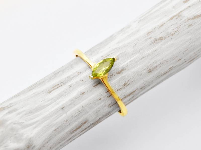 585Er Peridot Goldring Grüner Edelstein, Dünnes Band von Silver8Heart