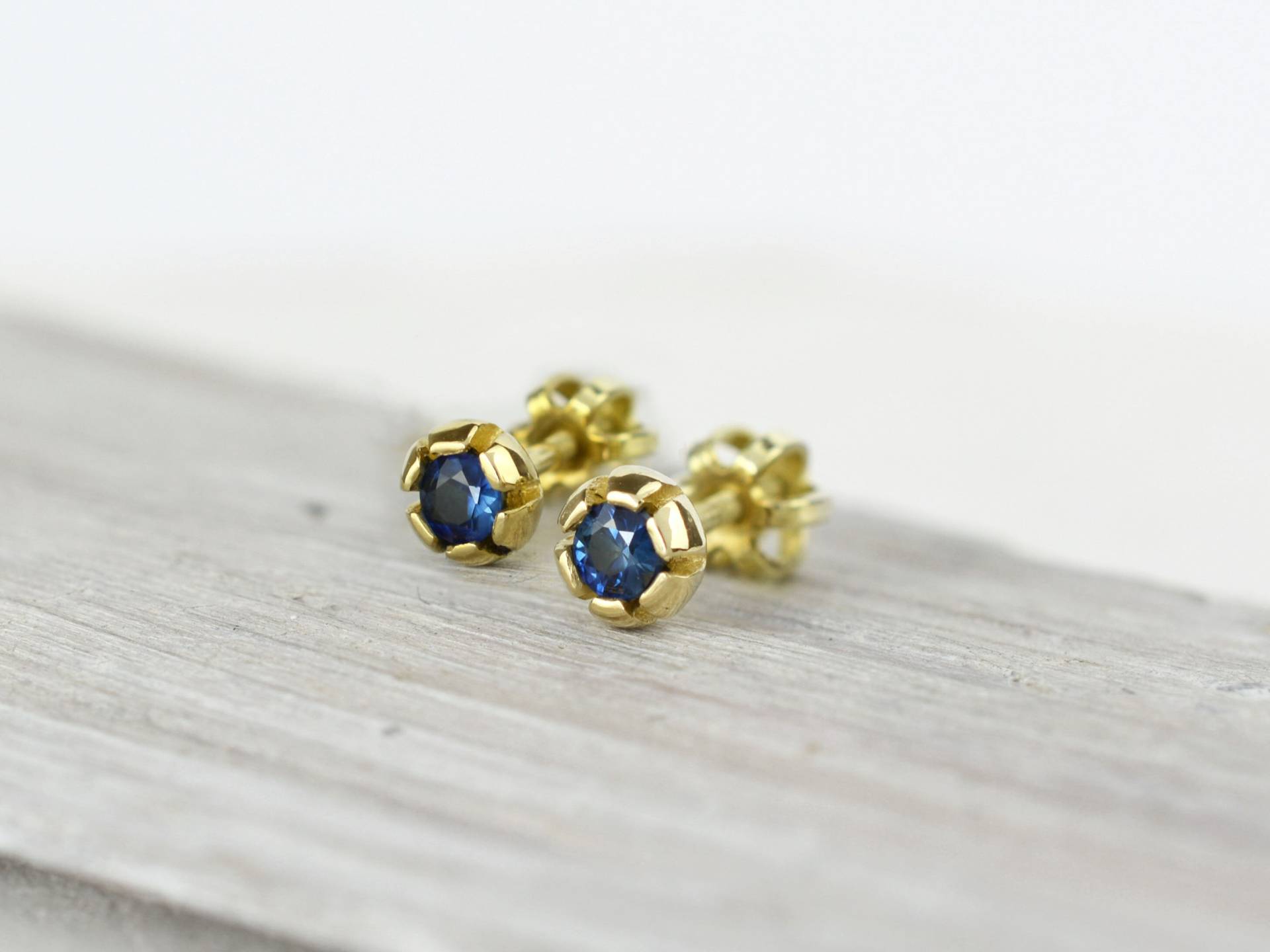 14K Solid Gold Saphir Ohrstecker, Blaue Ohrringe, Ohrstecker Massiv Gold 14K Solid Gold Saphir Ohrstecker, Blaue Ohrringe, Ohrstecker Massiv Gold von SoamiJewelry