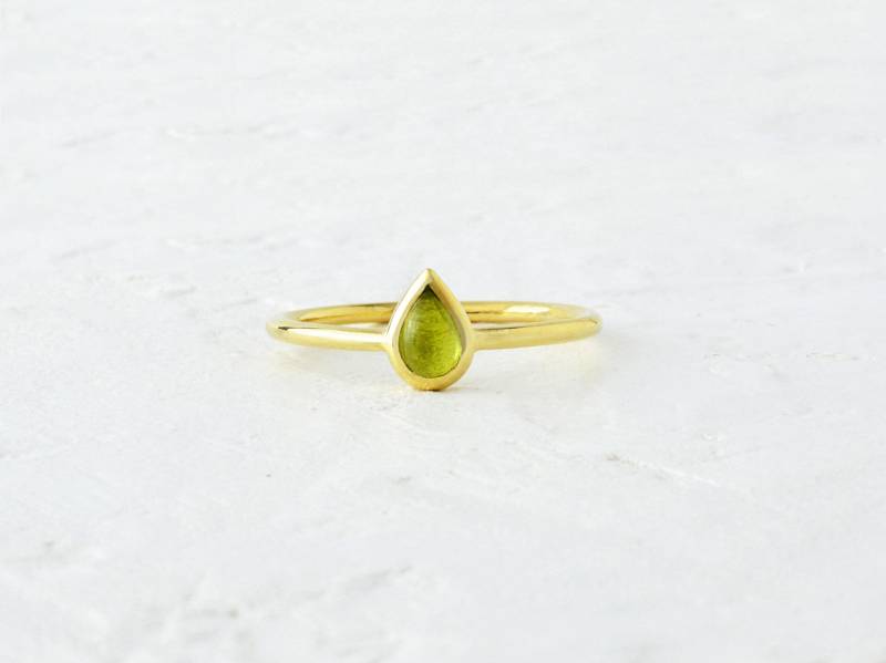 Zarter Peridot-Olivin-Tropfenring Aus Massivem Gold, Peridot-Ring Weißgold, Roségold, Peridot-Goldring in Birnenform von SoamiJewelry
