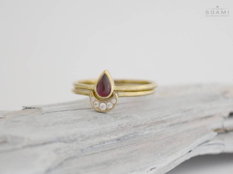 14K Gold Granat Ring Set Träne & Halbmond Stapelringe von Silver8Heart