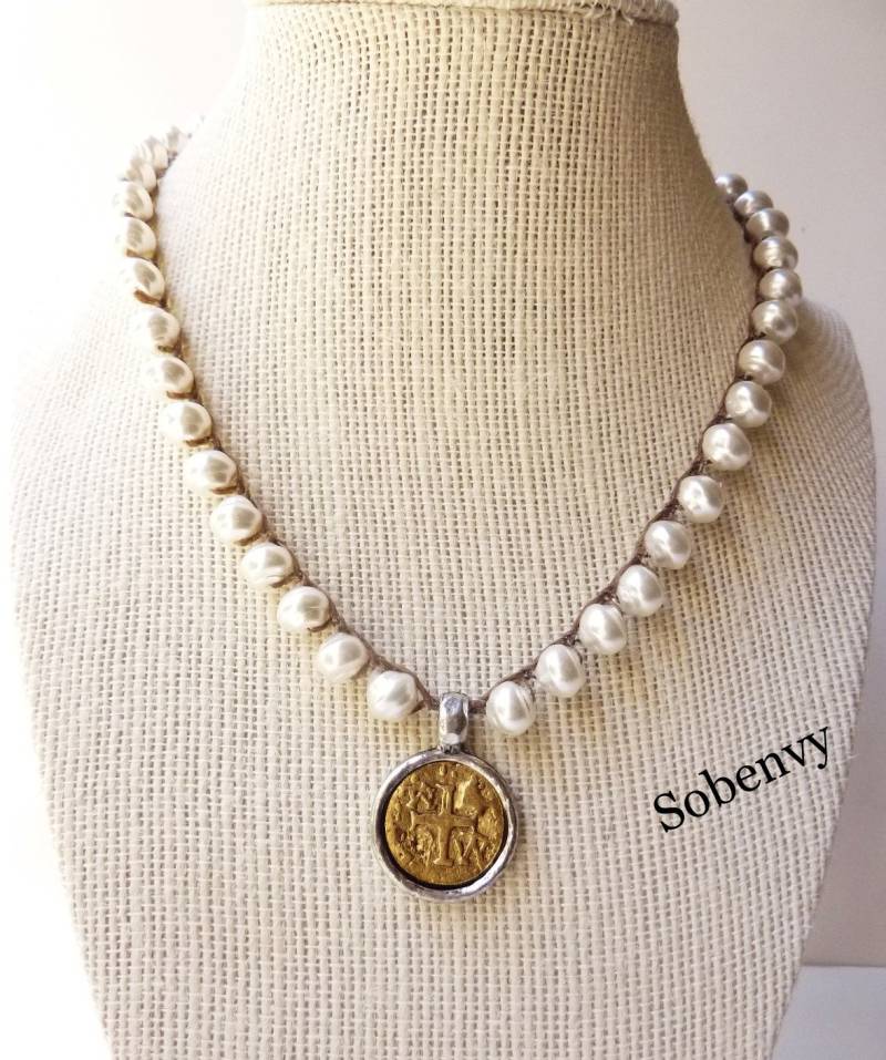 Weiße Perle Gehäkelte Halskette, Alte Münze Doubloon, Boho Perlenketten-Charme, Kette, Elegante Perlen, Hochzeit Weiße Perle Gehäkelte Halskette, Alte Münze Doubloon, Boho Perlenketten-Charme, Kette, Elegante Perlen, Hochzeit von SobeEnvy