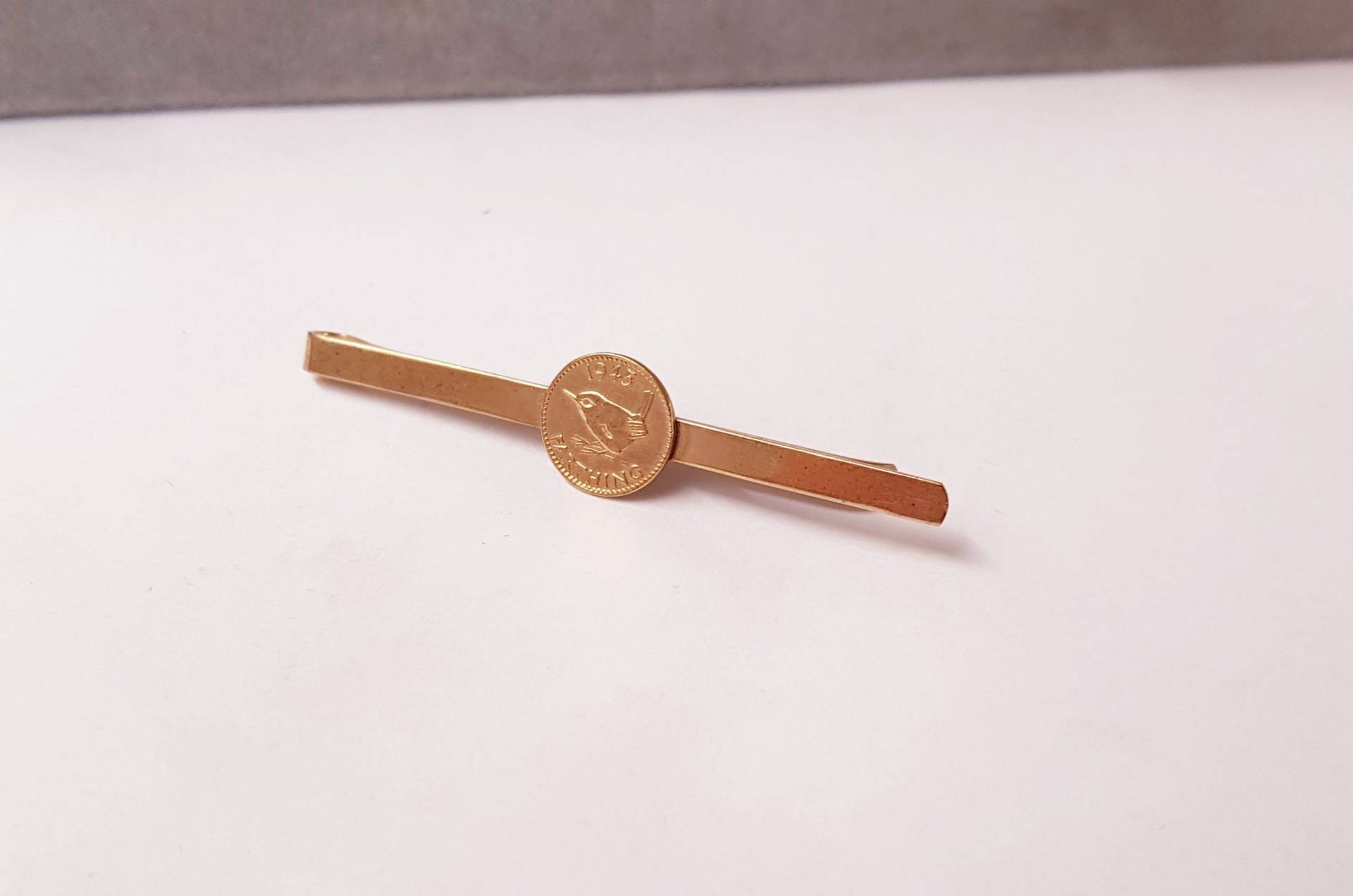 9Ct Gold 1943 Penny Farthing Brosche/Krawattennadel Haar Zu Schieben. Vintage-Schmuck, Seltenen Schmuck. Geschenk 9Ct Gold 1943 Penny Farthing Brosche/Krawattennadel Haar Zu Schieben. Vintage-Schmuck, Seltenen Schmuck. Geschenk von SobelleJewellery