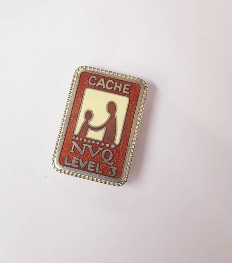 Cache-Nvq-Emaille-Brosche. 1970Er Jahren Erinnerungsstücke. Vintage-Schmuck, Geschenk Cache-Nvq-Emaille-Brosche. 1970Er Jahren Erinnerungsstücke. Vintage-Schmuck, Geschenk von SobelleJewellery