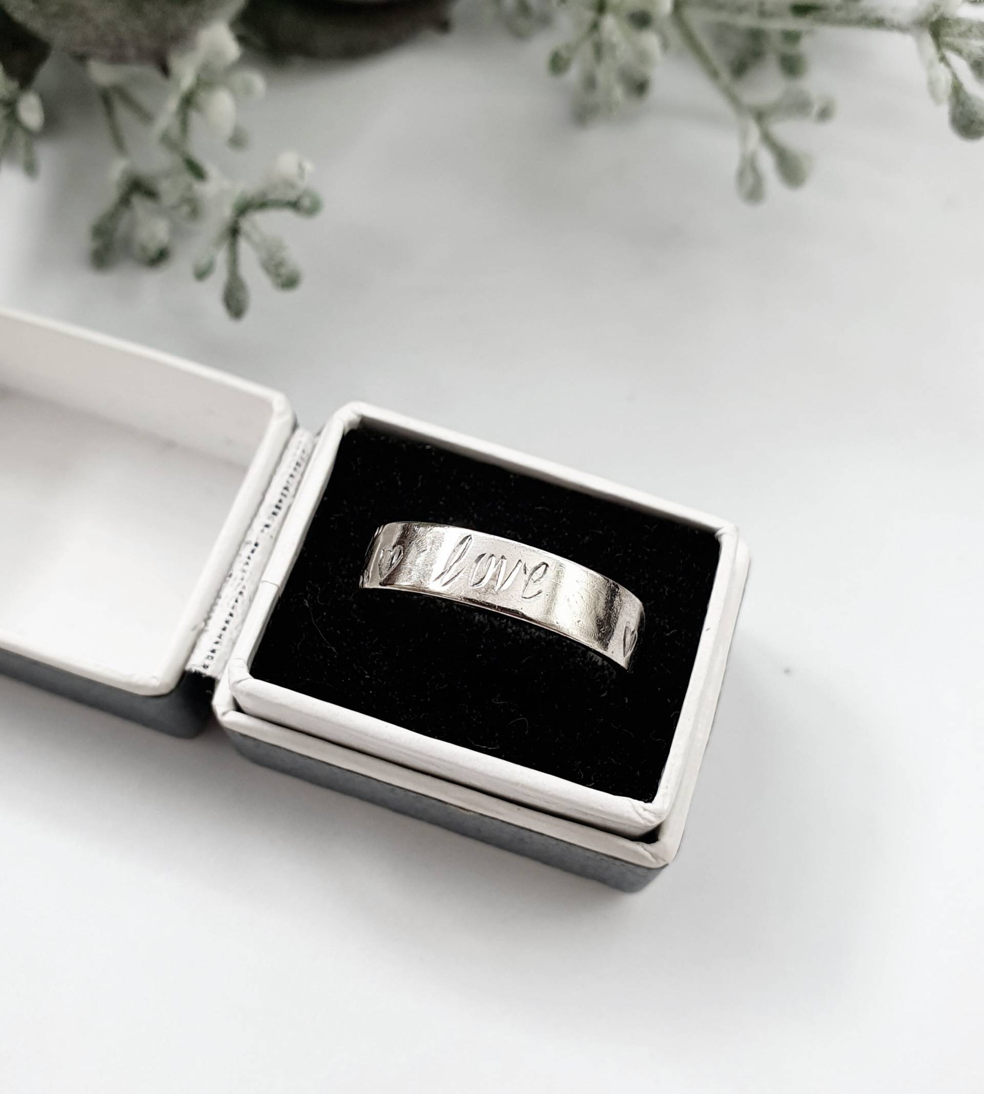Vintage 9 Karat Weißgold Flacher "I Love You' Bandring. Größe L | Eu 53 Kostenlose Größenänderung. Schmuck/Schmuck. Ehering von SobelleJewellery