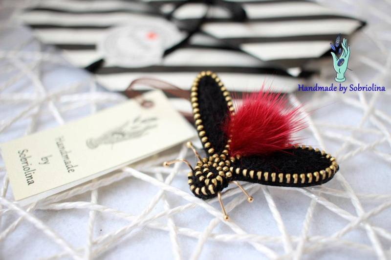 Fly Black&red - Anstecknadel Mit Einzigartigem Design, Wollbrosche Reißverschluss, Schmuck Für Damen, Beste Geschenkidee, Designer-Anstecknadel Fly Black&red - Anstecknadel Mit Einzigartigem Design, Wollbrosche Reißverschluss, Schmuck Für Damen, Beste Geschenkidee, Designer-Anstecknadel von Sobriolina