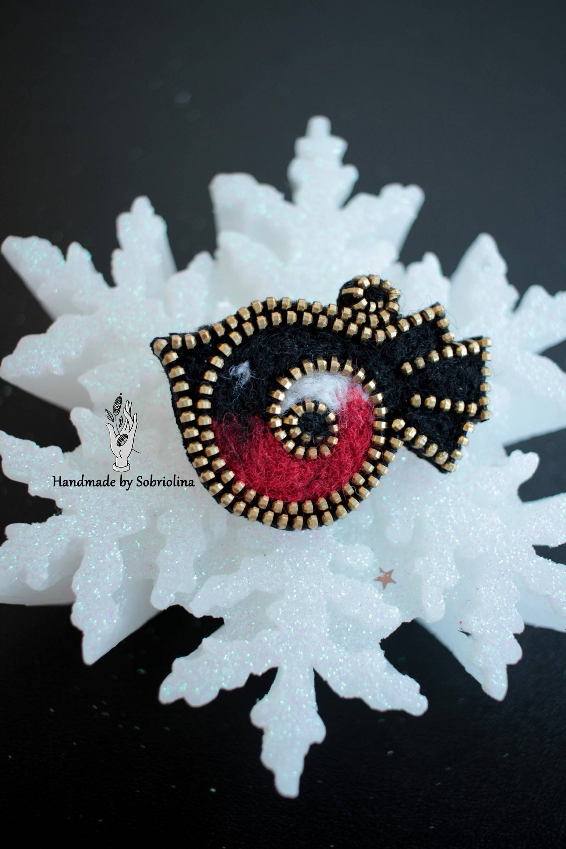 Gimpelbrosche/Vogelbrosche Handgemachte Brosche Neujahrsgeschenk Neujahrsaccessoires von Sobriolina