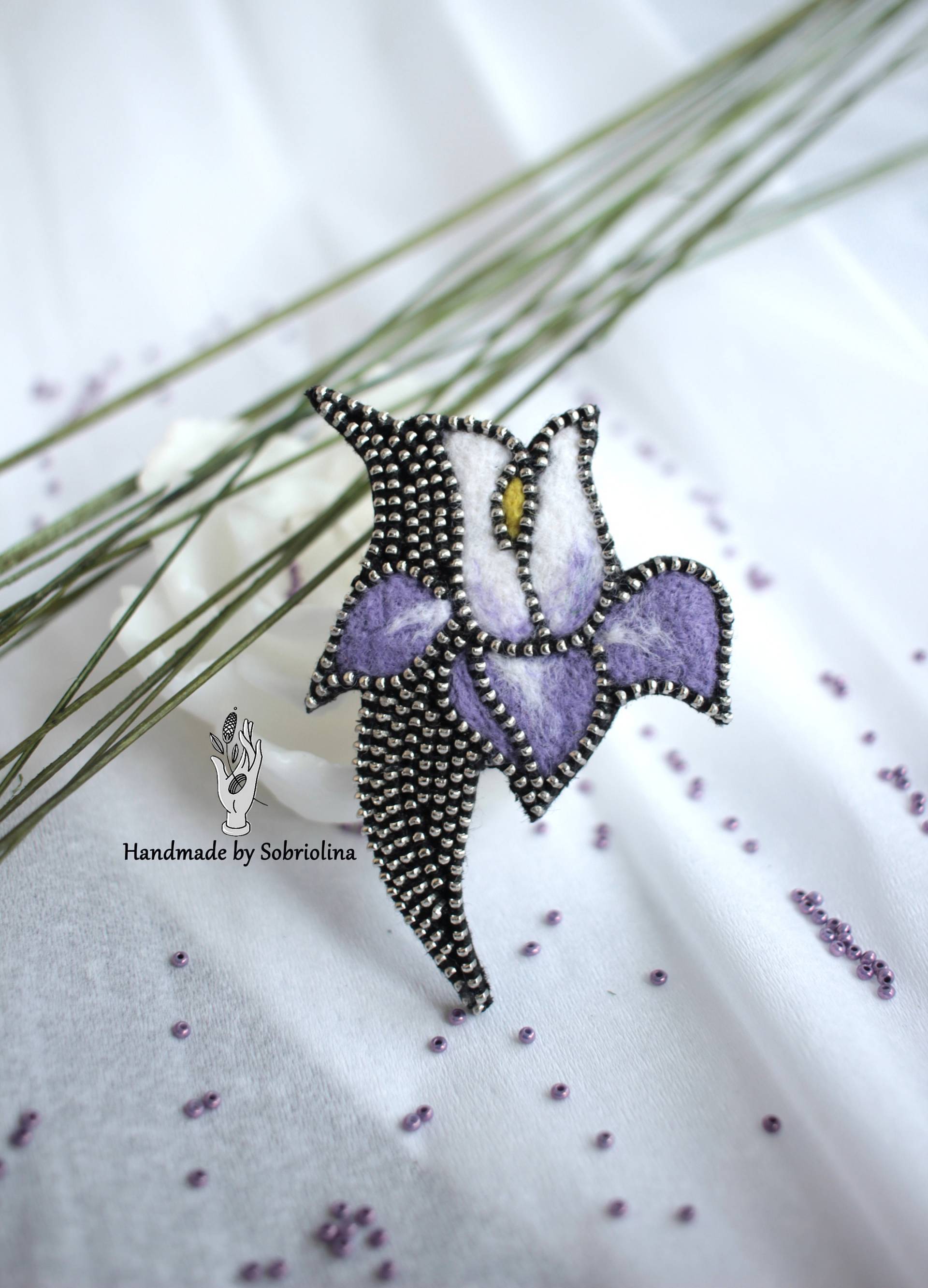 Iris Violette Blumenbrosche/Einzigartige Design-Anstecknadel Reißverschluss-Wollbrosche Frauenschmuck Beste Geschenkidee Designer-Anstecknadel von Sobriolina