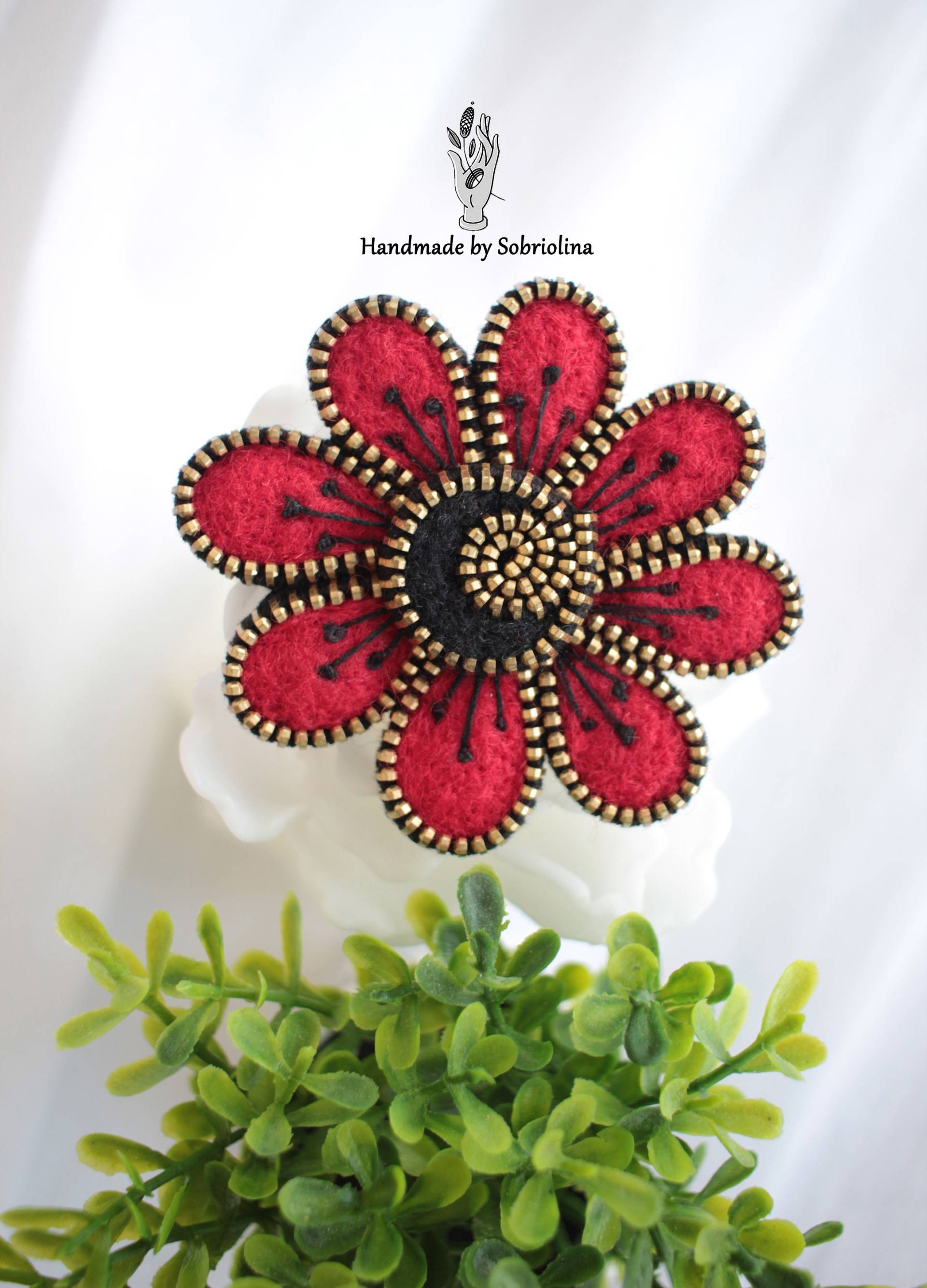 Raffinierte Rote Blumenbrosche, Gefilzte Wollbrosche Geschenk Für Frau, Handgefertigte Blumenbrosche Aus Wolle Und Reißverschluss von Sobriolina