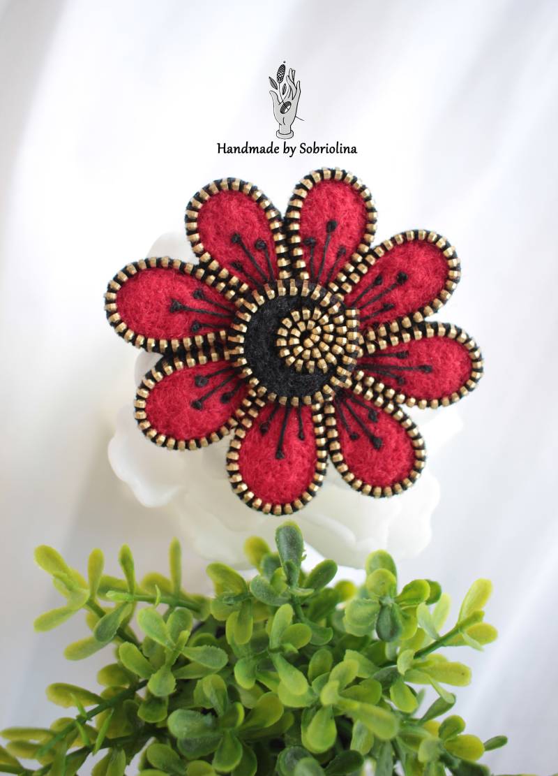 Raffinierte Rote Blumenbrosche, Gefilzte Wollbrosche Geschenk Für Frau, Handgefertigte Blumenbrosche Aus Wolle Und Reißverschluss Raffinierte Rote Blumenbrosche, Gefilzte Wollbrosche Geschenk Für Frau, Handgefertigte Blumenbrosche Aus Wolle Und Reißverschluss von Sobriolina