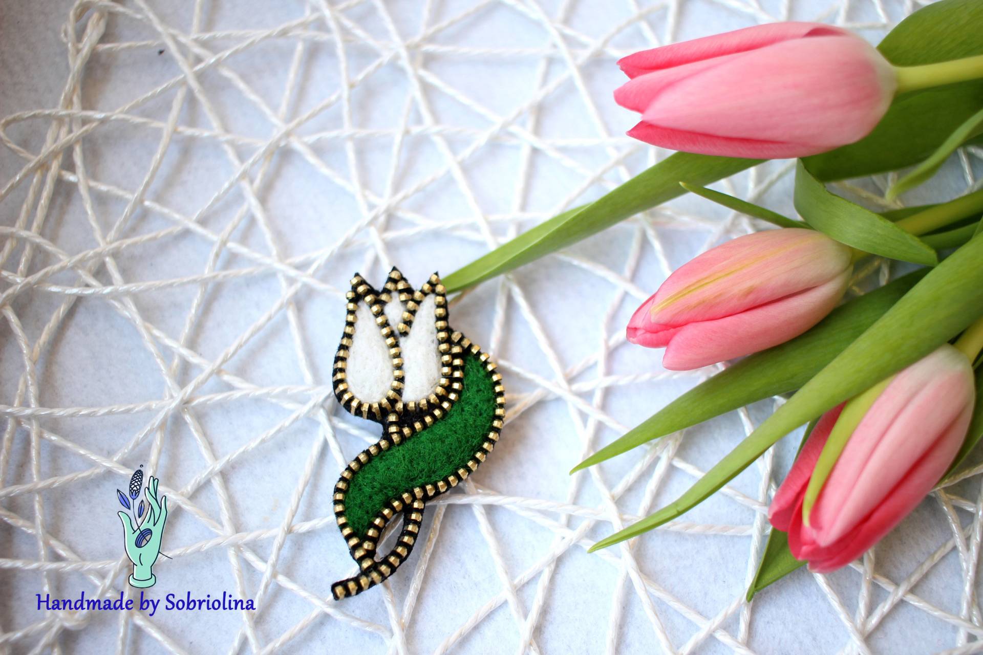 Weiße Wollbrosche Mit Blumenmotiv Und Reißverschluss. Anstecknadel Roter Blume Aus Gefilzter Wolle. Als Geschenk Für Eine Frau. Pin Filz von Sobriolina