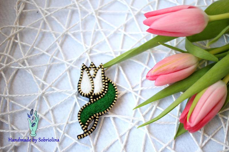 Weiße Wollbrosche Mit Blumenmotiv Und Reißverschluss. Anstecknadel Roter Blume Aus Gefilzter Wolle. Als Geschenk Für Eine Frau. Pin Filz Weiße Wollbrosche Mit Blumenmotiv Und Reißverschluss. Anstecknadel Roter Blume Aus Gefilzter Wolle. Als Geschenk Für Eine Frau. Pin Filz von Sobriolina