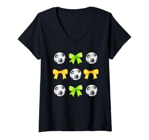 Damen Fußball & Bögen Mädchen Damen Fußballspieler Grün & Gold T-Shirt mit V-Ausschnitt von Soccer Balls & Bows T-Shirt Co.