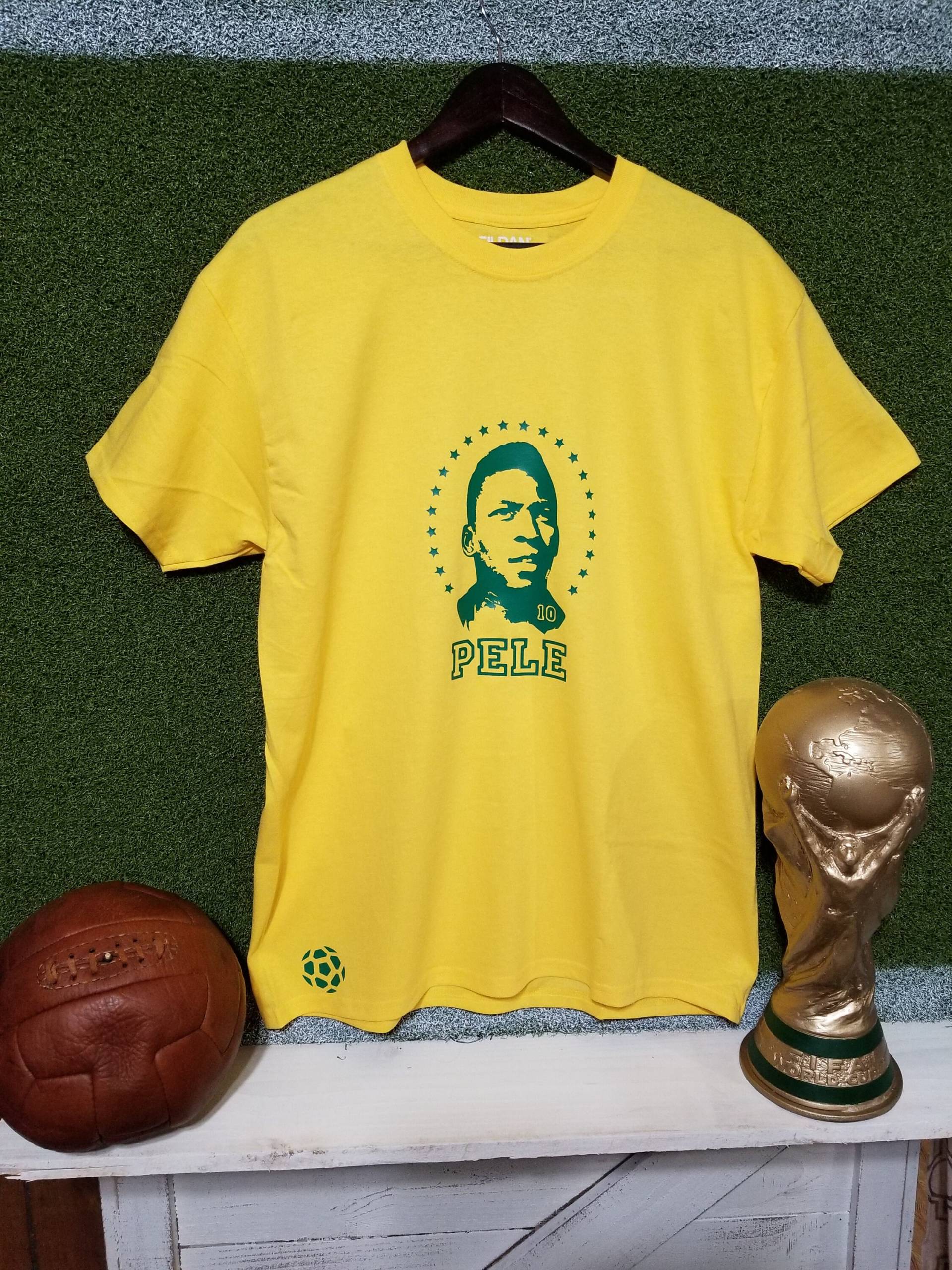 Brasilien Rey Pele Fußball Retro Design T-Shirt von SoccerCity