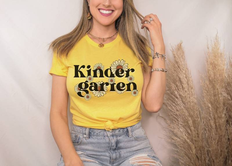Kindergarten Lehrer Shirts Kinder Tees Team Back To School 2022 Klasse Stufe Elementary Daisies Smiley Face Retro von SocialLook