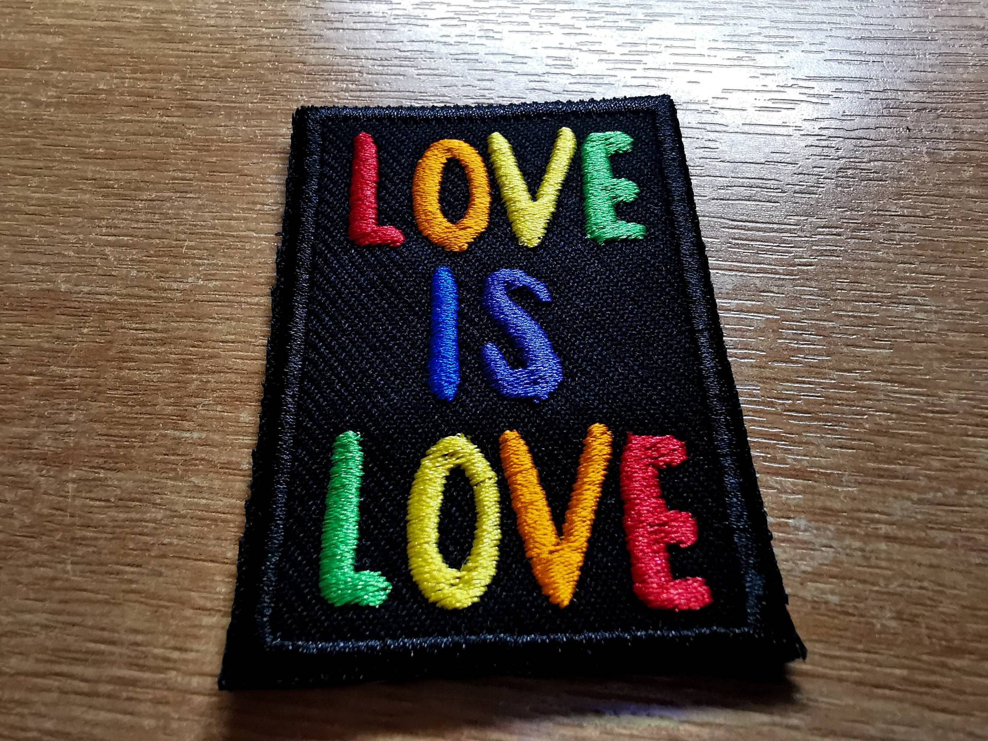 Love Is Bügelbild Aufnäher Regenbogen Lgbtq + von SocialRebellion