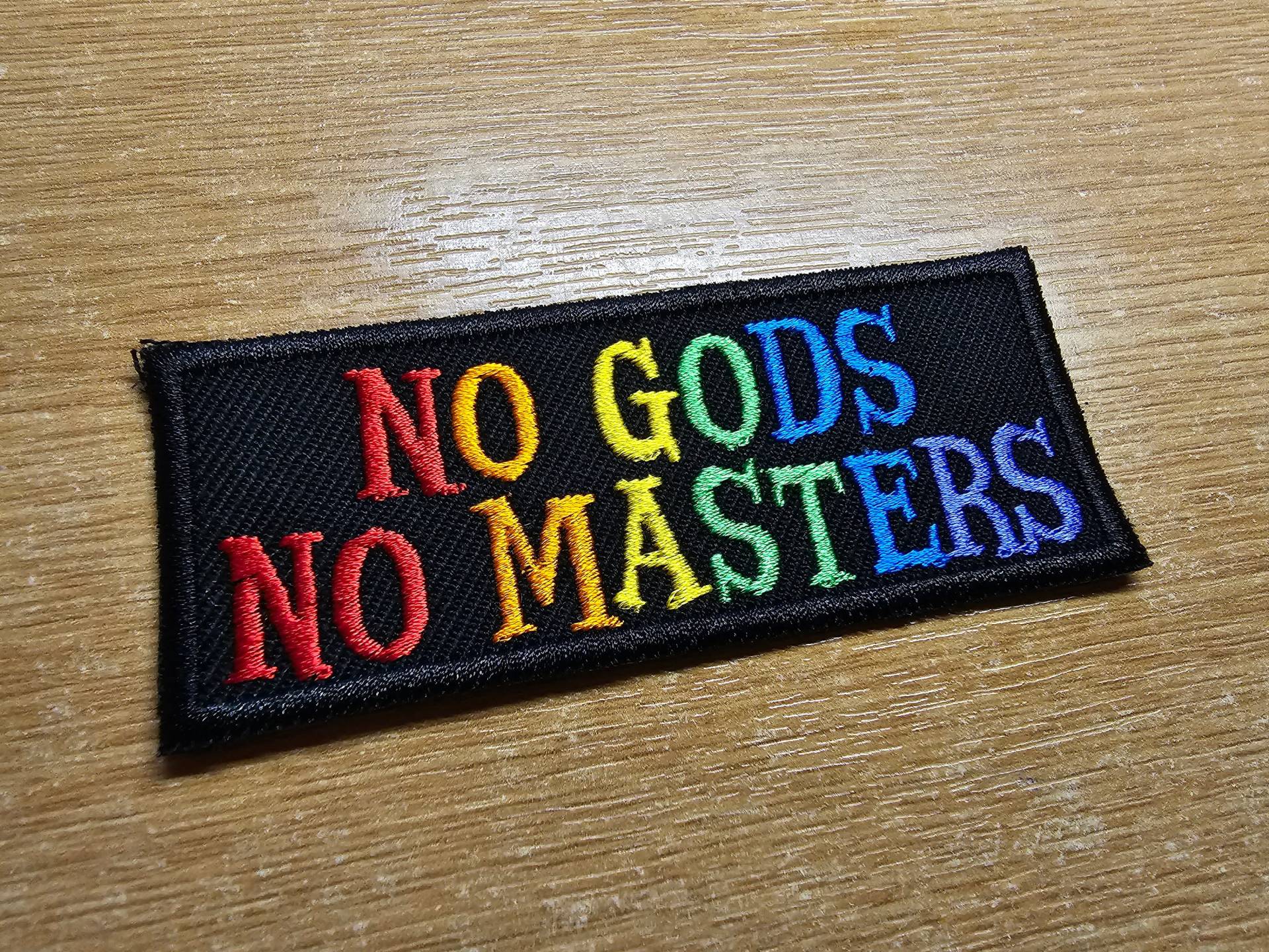 No Gods Masters Aufnäher Regenbogen Gesticktes Bügelbild von SocialRebellion