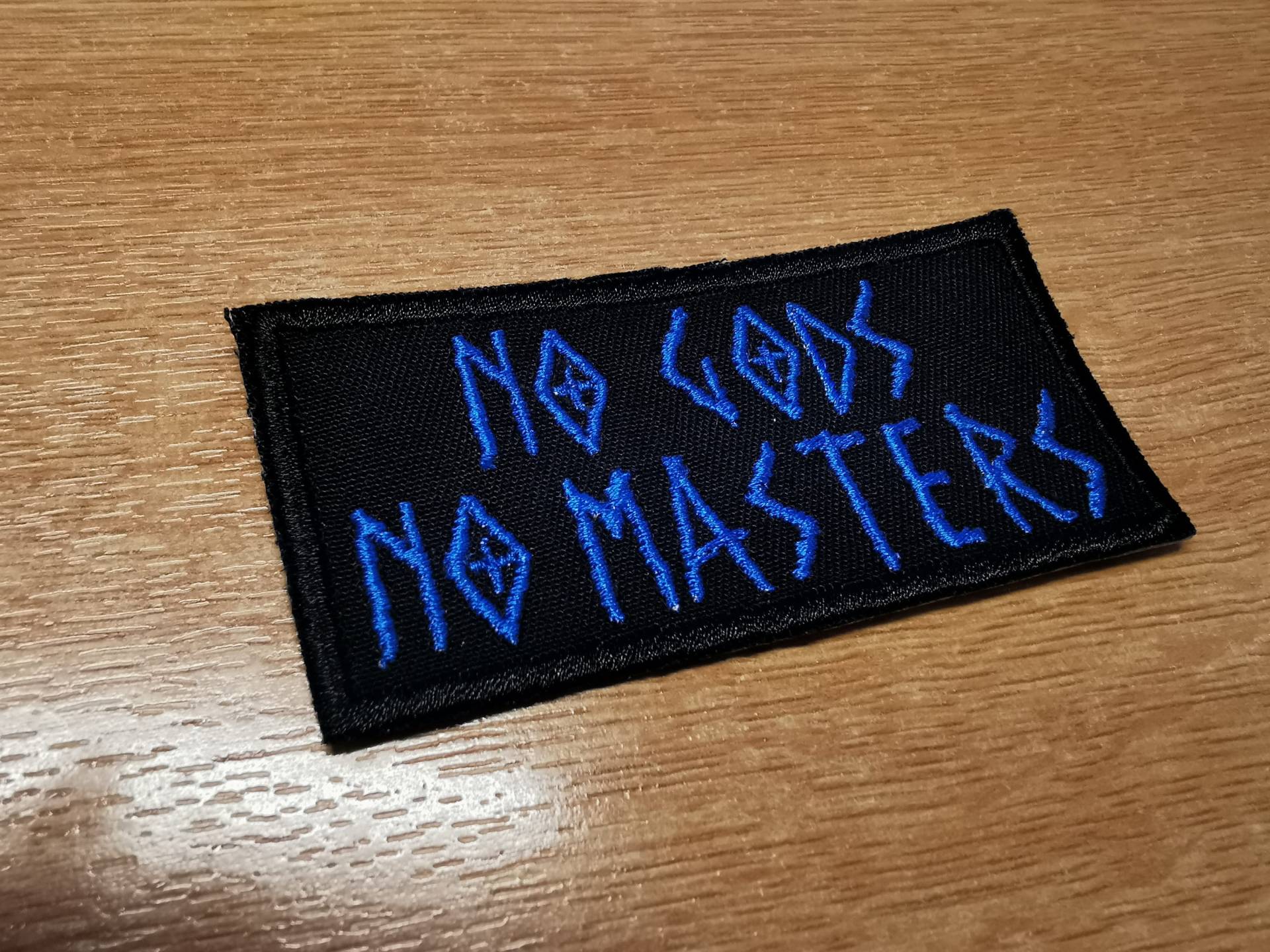 No Gods Masters Patch Electric Blue Gestickte Aufbügler von SocialRebellion