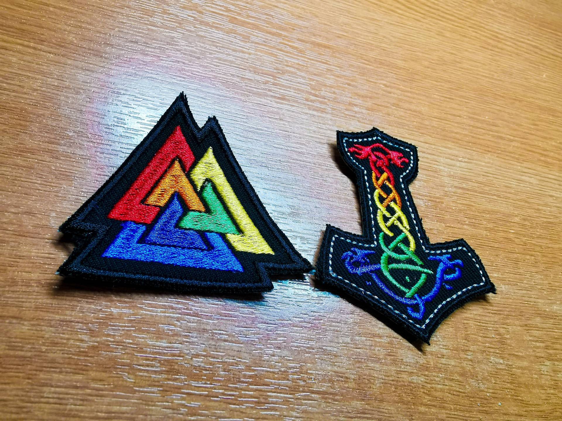 Regenbogen Valknut Und Mjölnir Aufbügler Lgbtq+ Wikinger Aufnäher Zum Aufbügeln von SocialRebellion