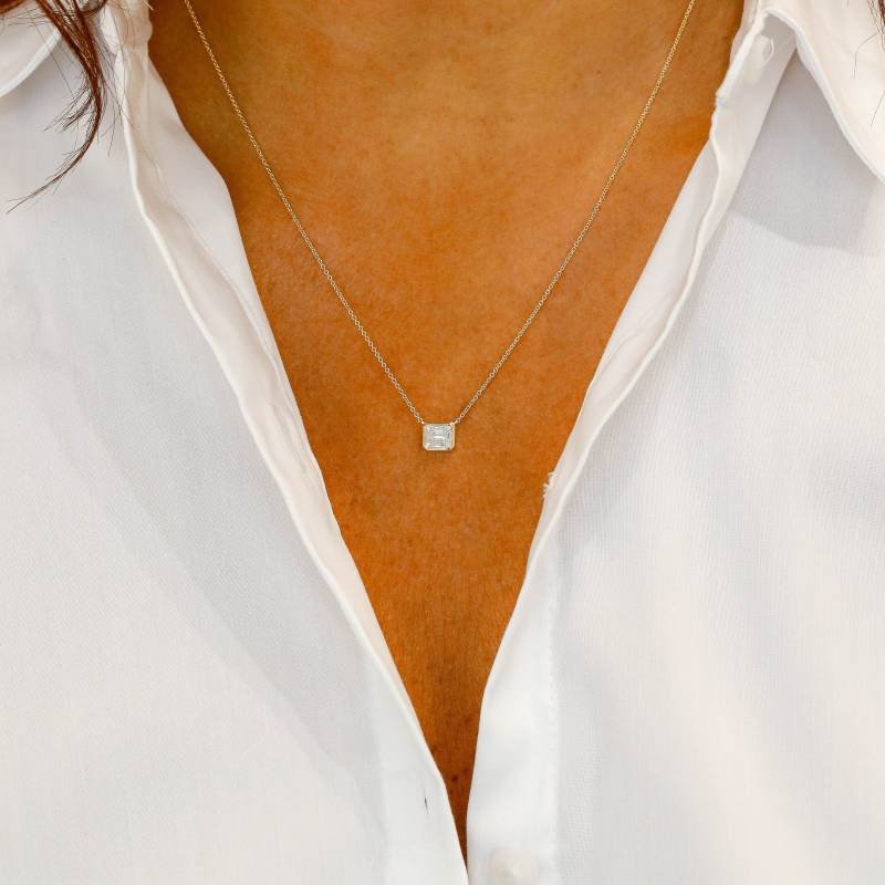 14K Diamant Solitär-Halskette Smaragdschliff-Lünette Anhänger von SocialValue