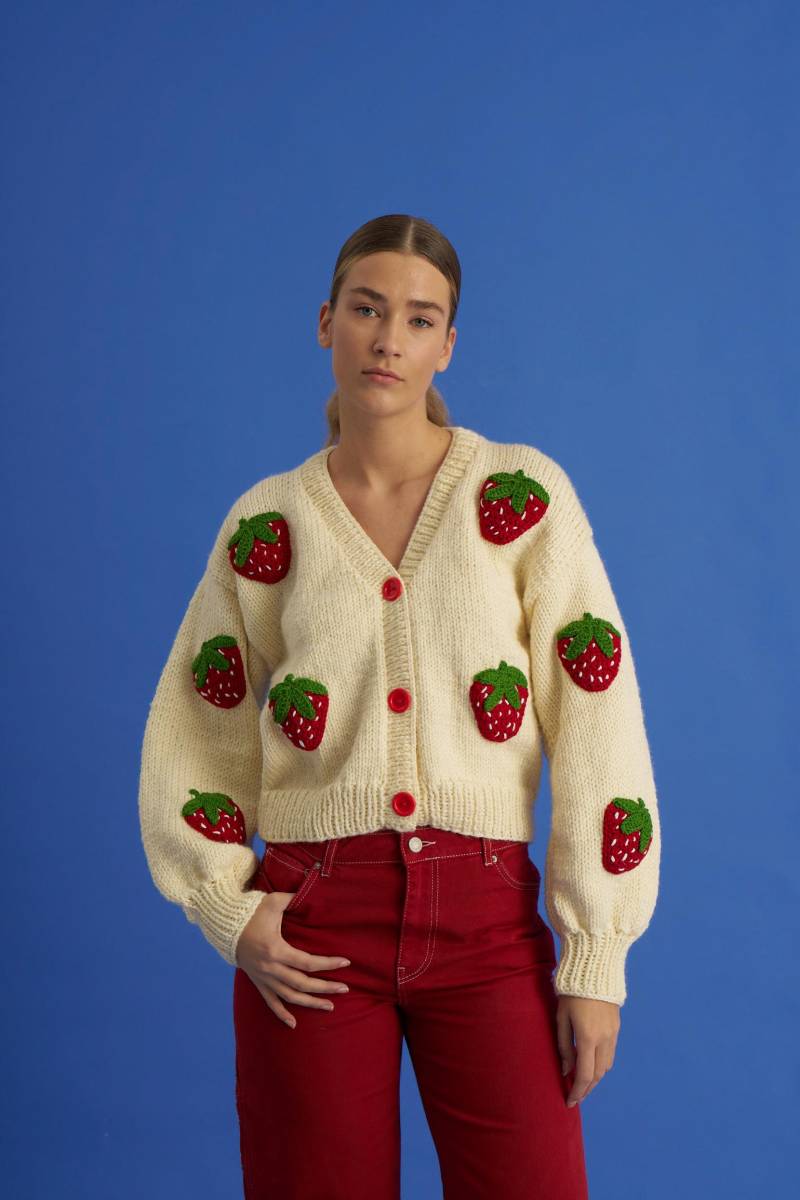 Rote Erdbeere Strickjacke, Cremefarbener Pullover, Kuschliger Wollpullover, Strick Für Frauen von SocietyMano