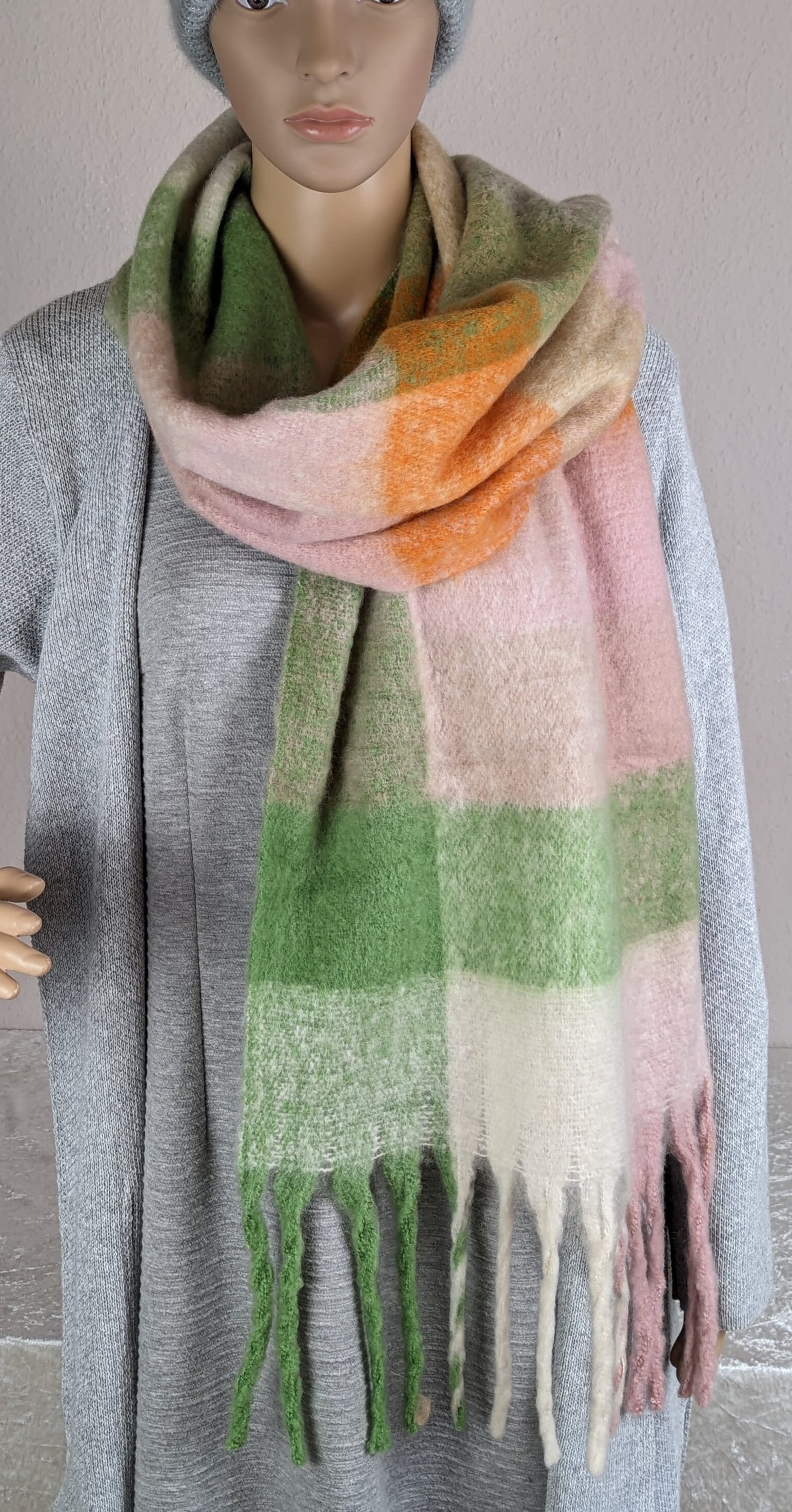 Flausch Schal Lang>Kuschelschal>Viskose-Wolle>Damen Web Karo>Kuschelig Warm>Wollschal>Fransenschal>Geschenk Damen Flausch Schal Lang>Kuschelschal>Viskose-Wolle>Damen Web Karo>Kuschelig Warm>Wollschal>Fransenschal>Geschenk Damen von SockeSchalMuetze