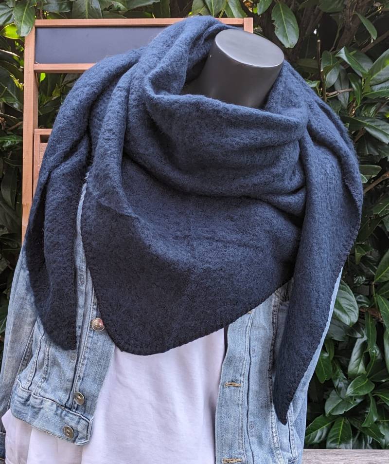 Flauschiger Damen Dreieck-Schal Dunkelblau - Kuschel Schal Frauen Wolle-Viskose Warmer Winterschal- Geschenk Geburtstag von SockeSchalMuetze
