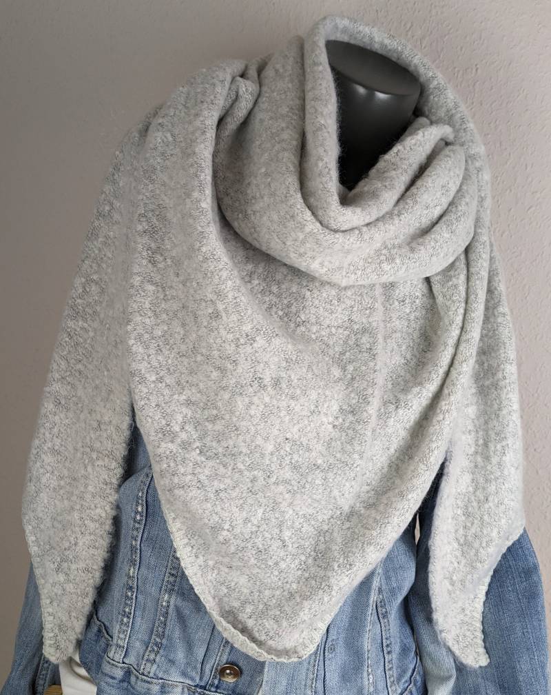 Flauschiger Damen Dreieck-Schal Hellgrau - Kuschel Schal Frauen Wolle-Viskose Warmer Winterschal- Geschenk Für Sie Nikolaus Weihnachten von SockeSchalMuetze