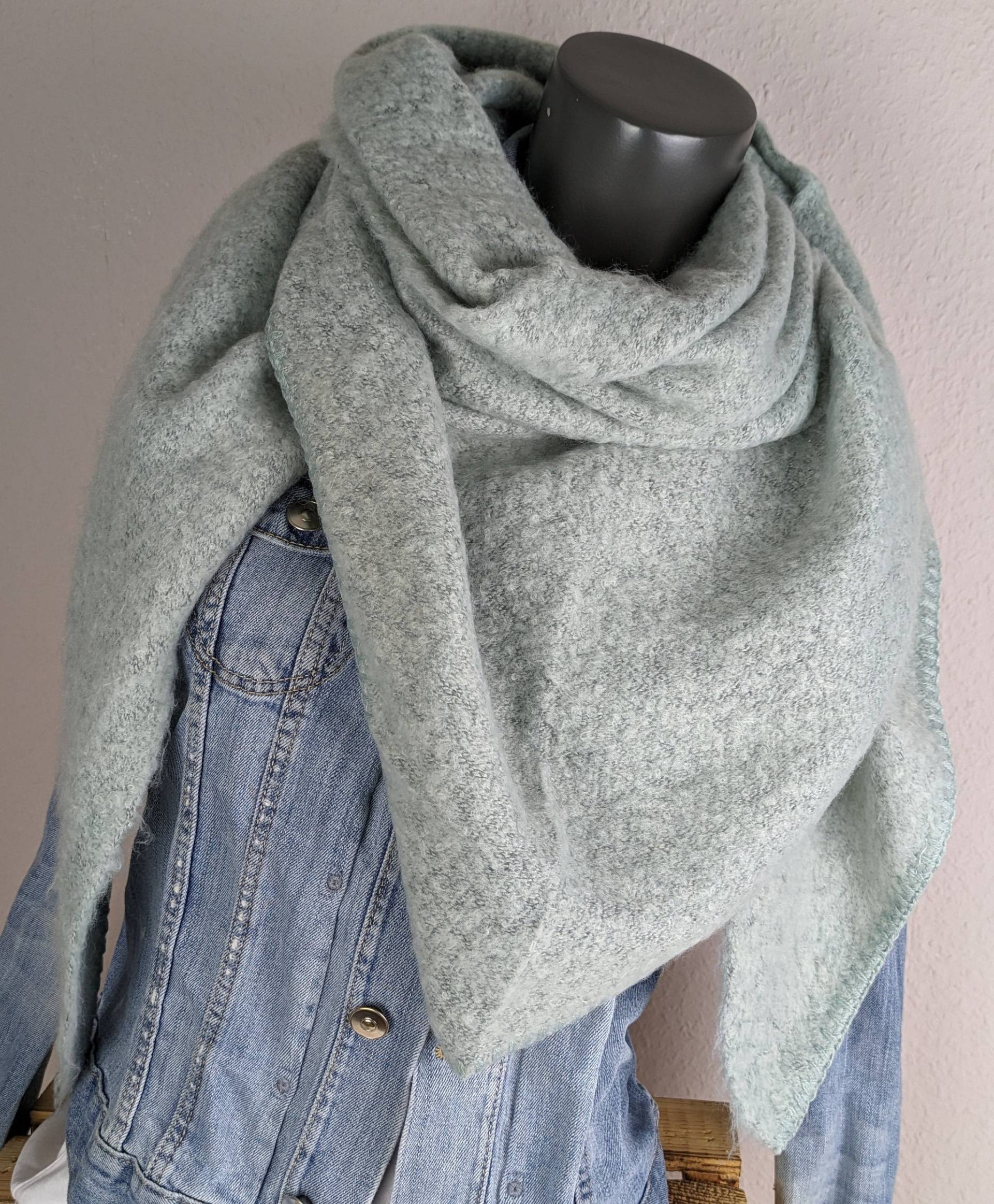 Flauschiger Damen Dreieckschal Lindgrün-Kuschel Schal Frauen-Wolle-Viskose-Warmer Winterschal-Geschenk Geburtstag Nikolaus Weihnachten von SockeSchalMuetze