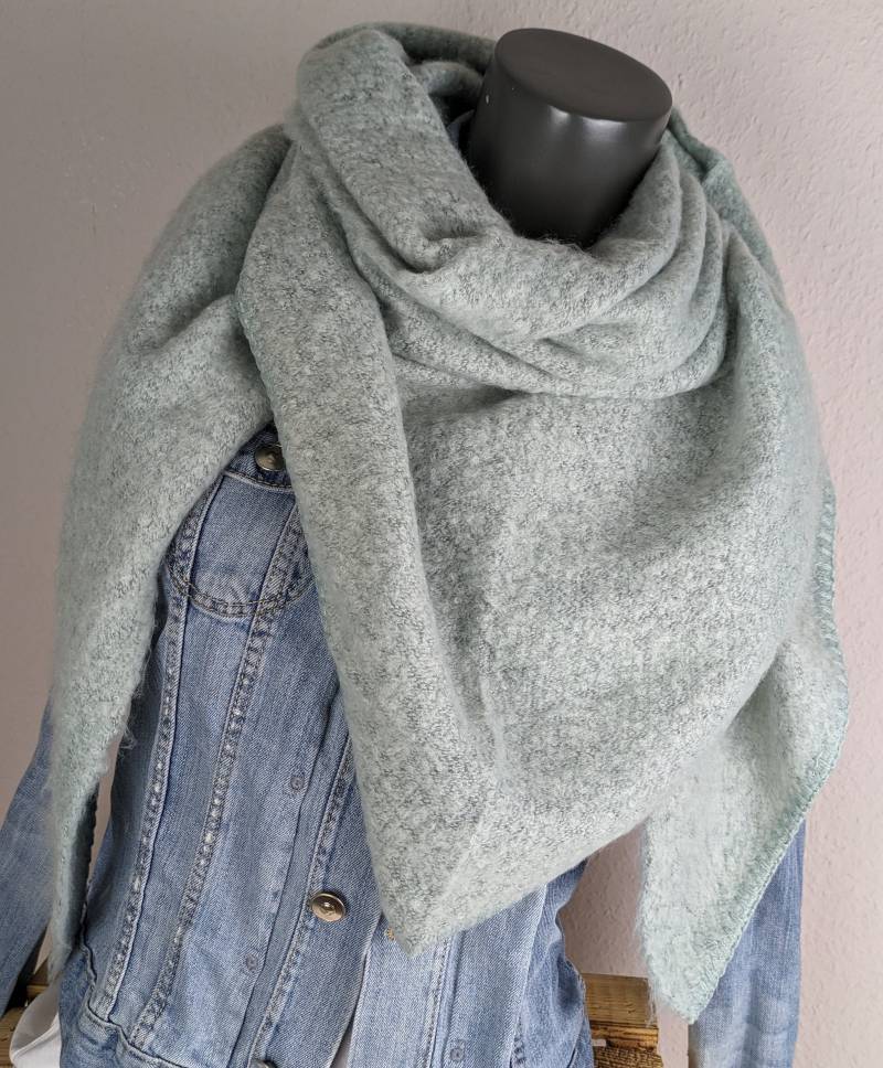 Flauschiger Damen Dreieckschal Lindgrün-Kuschel Schal Frauen-Wolle-Viskose-Warmer Winterschal-Geschenk Geburtstag Nikolaus Weihnachten von SockeSchalMuetze
