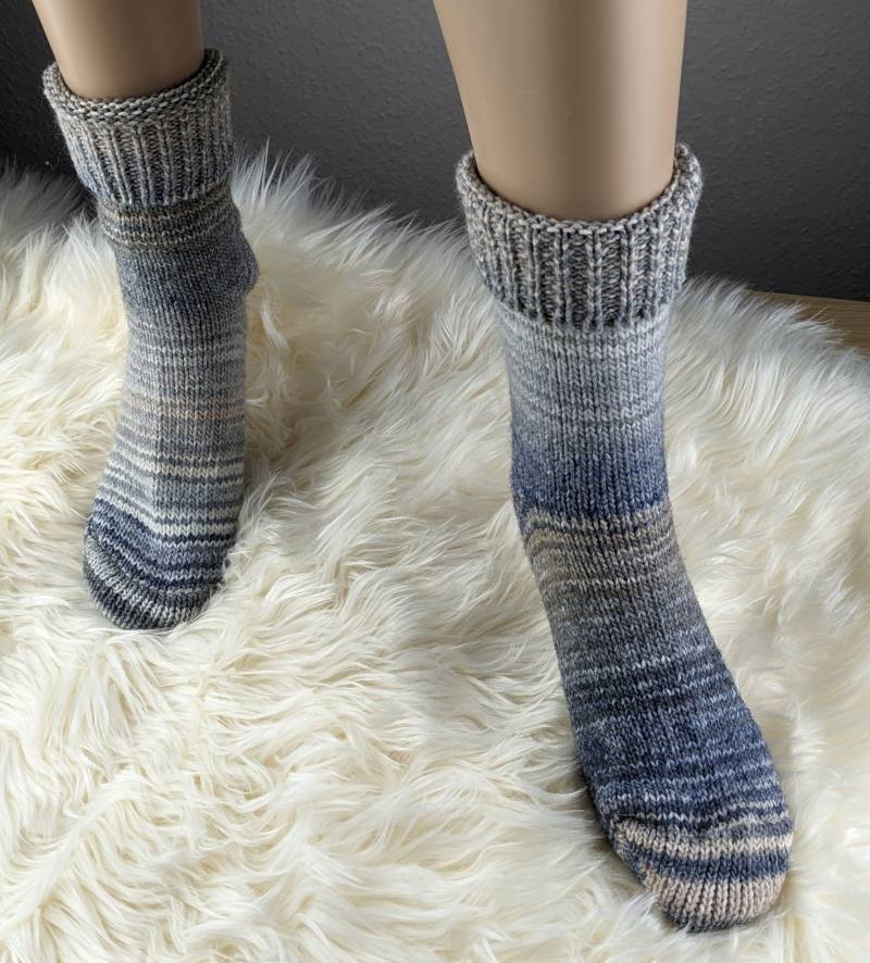 Wollsocken Bunt Farbwechsel Wie Selbstgestrickt Größe 35-38 39-42 43-46 Geschenk Nikolaus Weihnachten Wärmende Socken Unisex von SockeSchalMuetze