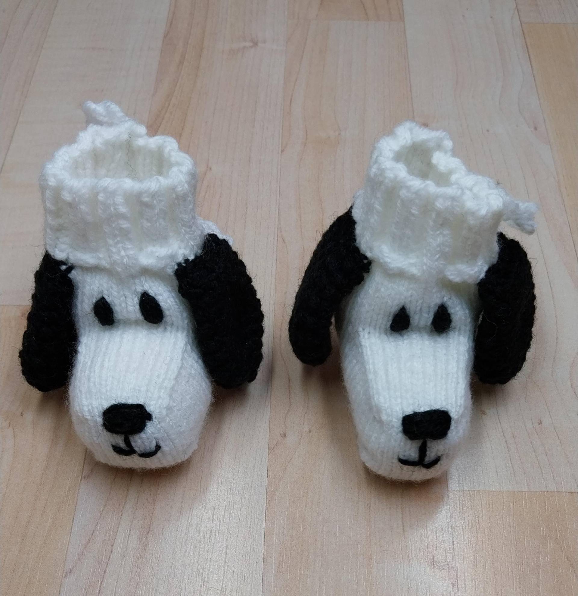 Weiche Handgestrickte Babyschuhe - Mit Schnürchen Zum Binden Für Kleine Hunde-Fans Weiche Handgestrickte Babyschuhe - Mit Schnürchen Zum Binden Für Kleine Hunde-Fans von SockenVonOma