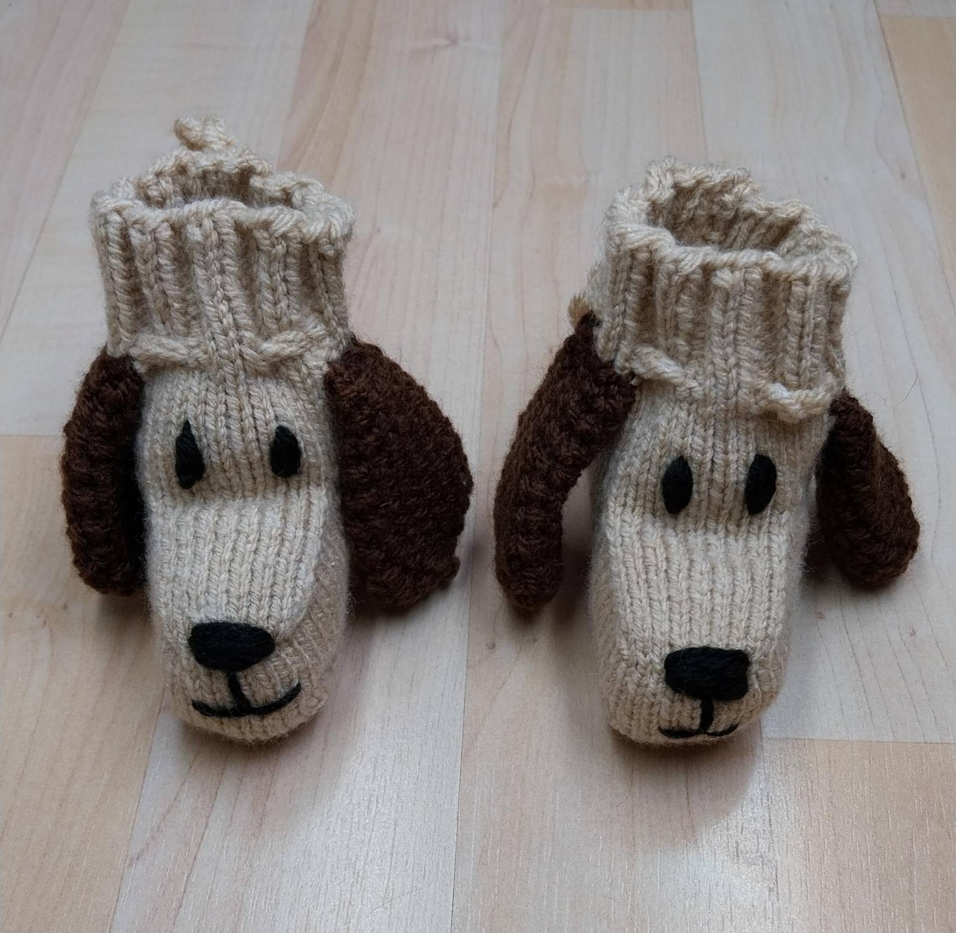 Weiche Handgestrickte Babyschuhe - Mit Schnürchen Zum Binden Für Kleine Hunde-Fans Weiche Handgestrickte Babyschuhe - Mit Schnürchen Zum Binden Für Kleine Hunde-Fans von SockenVonOma