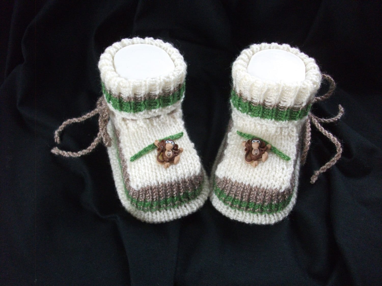 Gestrickte Babyschuhe, Babyschühchen, Babysocken, Babybooties Klammeräffchen von Sockenreich
