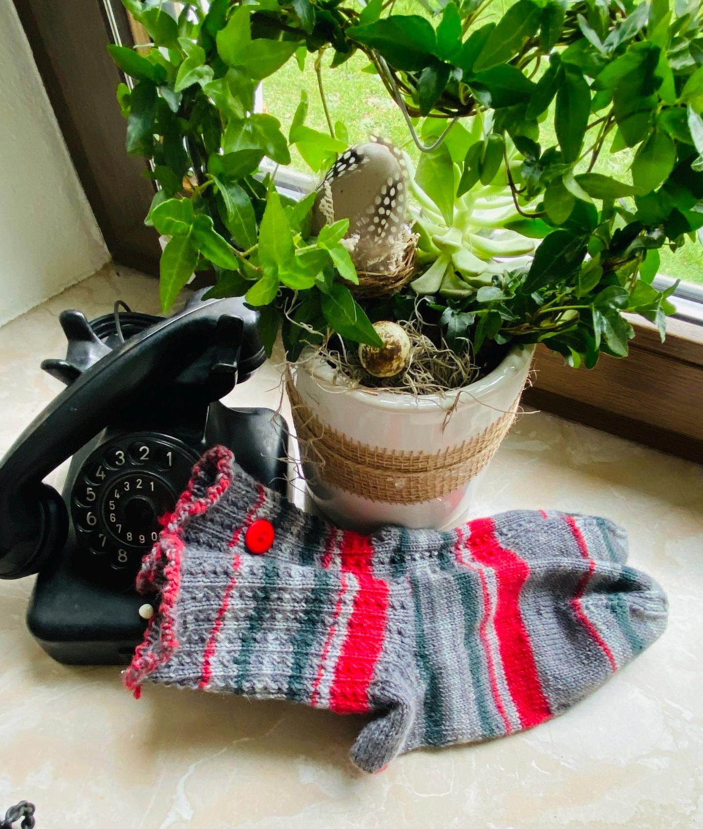 Handgestrickte Merinowollsocken Mit Einem Originalen „Dill Button" Knopf, Größe 41 von Sockenstodl