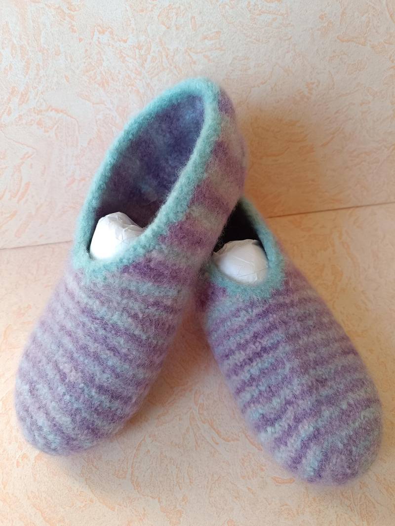 Gefilzte Hausschuhe, Gr. 40, Filzschuhe, Filzpuschen, Hüttenschuhe, Strickfilz, in Mint - Flieder Gefilzte Hausschuhe, Gr. 40, Filzschuhe, Filzpuschen, Hüttenschuhe, Strickfilz, in Mint - Flieder von Sockenstricksucht1