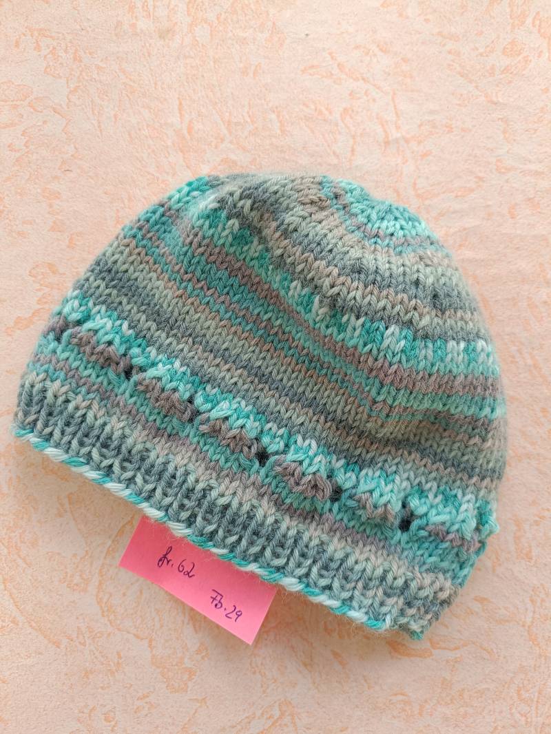 Handgestricktes Baymützchen, Babymütze Gr.62 , in Grün -Grau Tönen Mit Zartem Lochmuster von Sockenstricksucht1