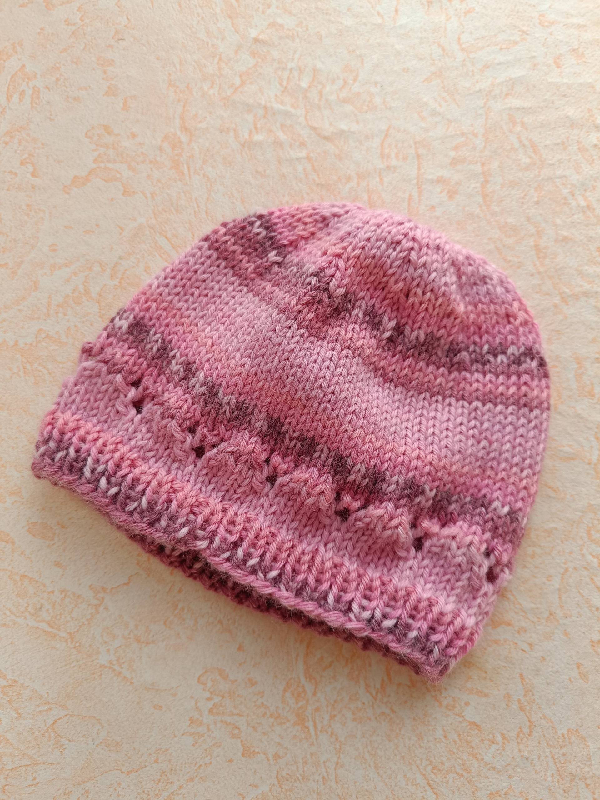 Handgestricktes Baymützchen, Babymütze Gr.62 , in Zarten Rosa Tönen Mit Zartem Lochmuster von Sockenstricksucht1