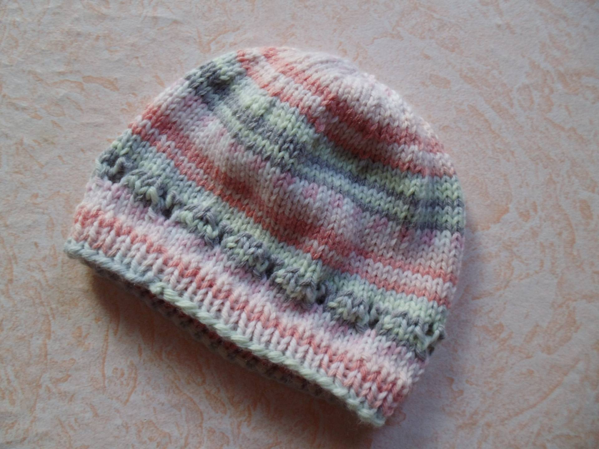 Handgestricktes Baymützchen, Babymütze Gr.62 in Lachs-Grün Und Grau Tönen Mit Zartem Lochmuster von Sockenstricksucht1