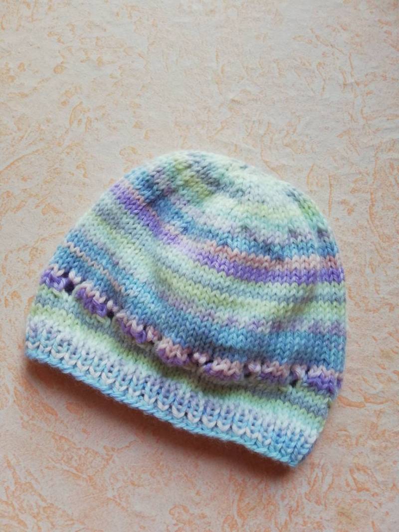 Handgestricktes Baymützchen, Babymütze Gr.62 in Lila - Blau Und Grün Tönen Mit Zartem Lochmuster von Sockenstricksucht1
