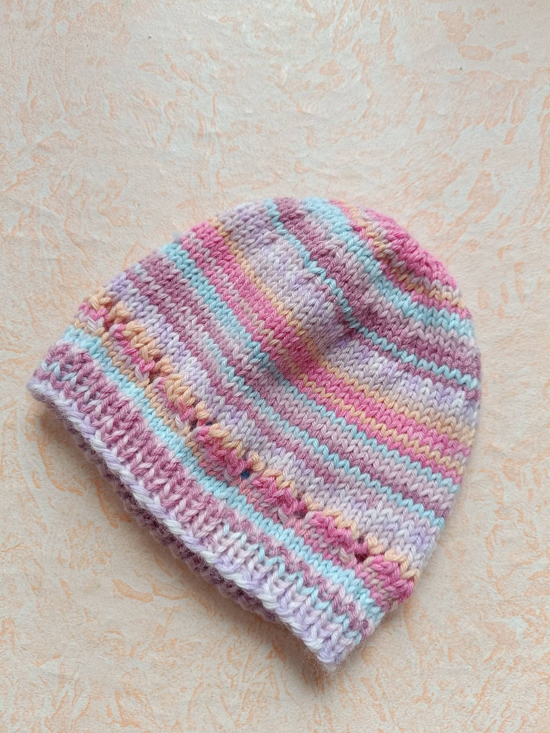 Handgestricktes Baymützchen, Babymütze Gr.62 in Rosa-Lila-Gelb Tönen Mit Zartem Lochmuster von Sockenstricksucht1
