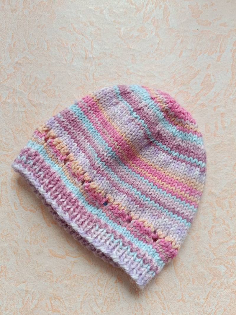 Handgestricktes Baymützchen, Babymütze Gr.62 in Rosa-Lila-Gelb Tönen Mit Zartem Lochmuster von Sockenstricksucht1