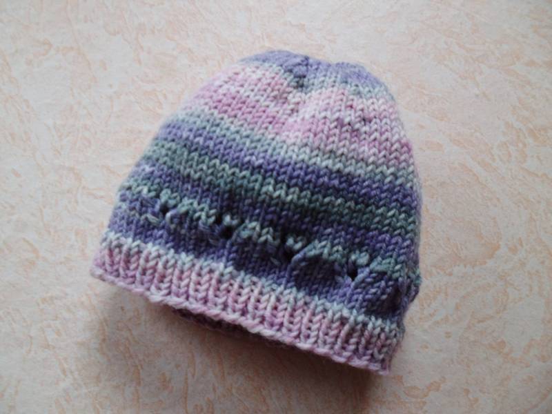 Handgestricktes Baymützchen, Babymütze Gr.62 in Rosa-Lila Und Grau Tönen Mit Zartem Lochmuster von Sockenstricksucht1