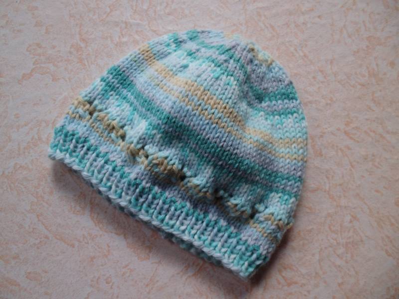 Handgestricktes Baymützchen, Babymütze Gr.62 in Türkis - Blau Und Gelb Tönen Mit Zartem Lochmuster von Sockenstricksucht1